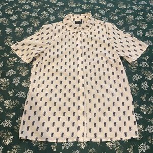 Short sleeved button up collard shirt with pineapple black and white print xs